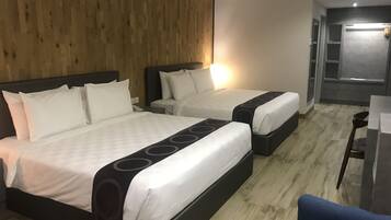 Une chambre d’hôtel avec deux lits, un mur en bois, un bureau et une chaise.