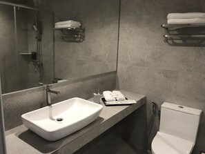 Douche, articles de toilette gratuits, sèche-cheveux, chaussons
