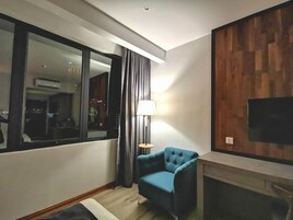 Quarto premier (King) | Cofres nos quartos, escrivaninha, espaço de trabalho para notebook