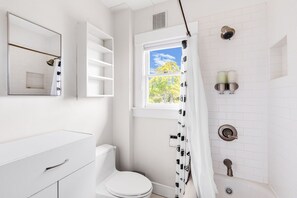 Combined shower/tub, hair dryer, bidet, towels