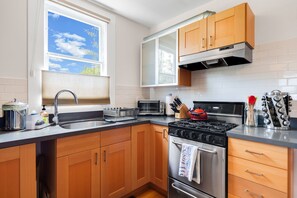 Fridge, microwave, oven, stovetop - Quiet, Comfortable & Clean. Easy Access to SF, Berkeley, Contra Costa (Oakland)