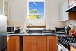 ثلاجة، ميكروويف، فرن، موقد طهي مسطح