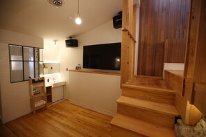 غرفة - بشرفة (Duplex Suite) | أغطية فراش متميزة وألحفة محشوة بالريش وبديكورات فريدة لكل غرفة ومكتب