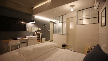 Double Room - Spa Tub | Premium bedding, down comforters, individually decorated, desk