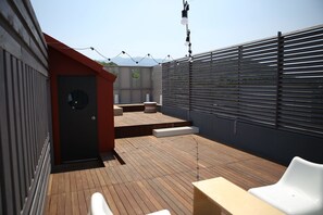 جناح - بمنظر للمنتزه - في طابق علوي (Pool - Open in end of June) | شرفة/رواق