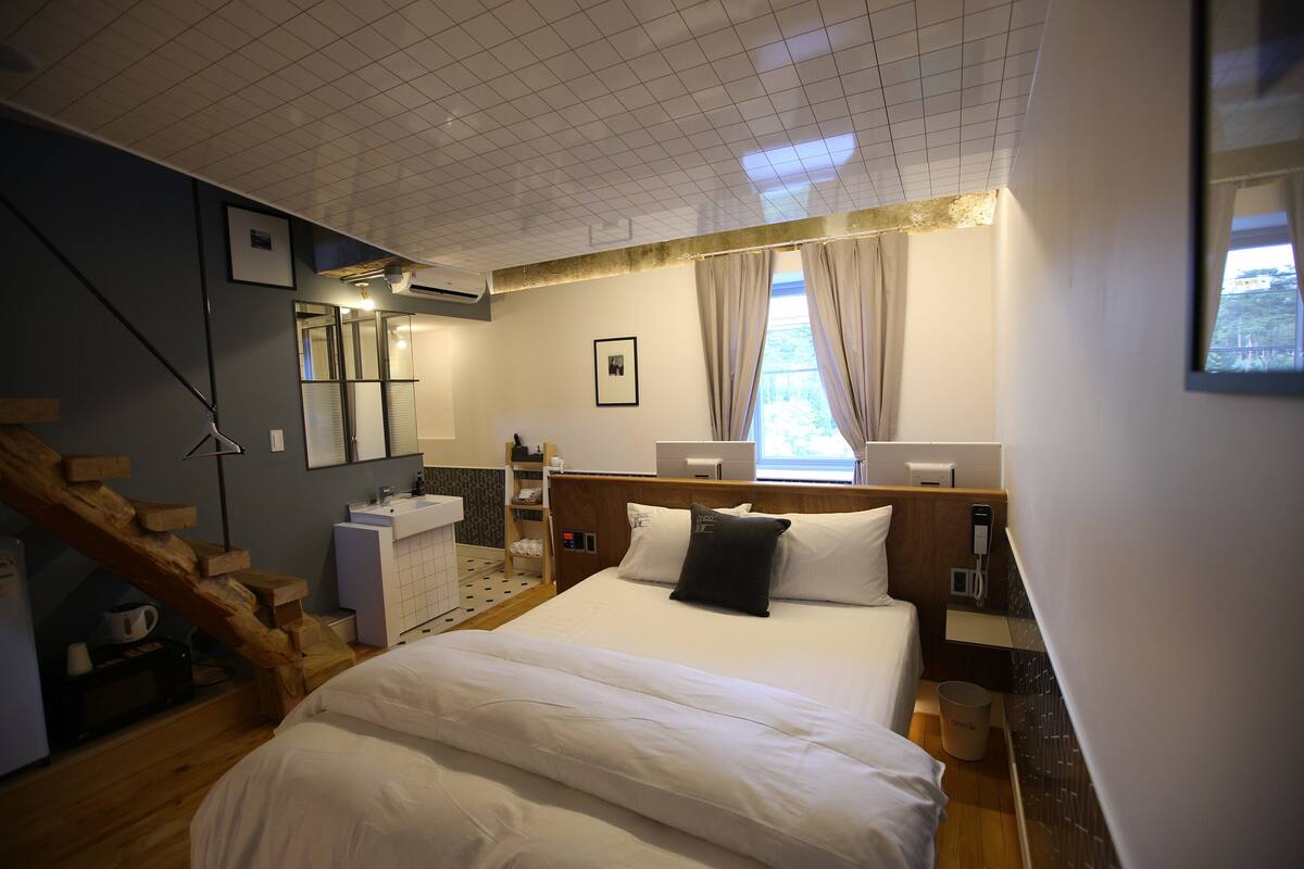 Suite, vistas al parque, en una planta alta (Pool - Open in end of June) | Ropa de cama de alta calidad, edredones de plumas, escritorio