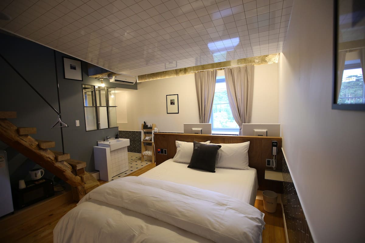 Suite, vistas al parque, en una planta alta (Pool - Open in end of June) | Ropa de cama de alta calidad, edredones de plumas, decoración individual