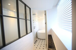 غرفة لفردين (Spa Tub) | حمام | مستلزمات فاخرة للعناية الشخصية، مجففات شعر، برانس (أردية) حمّام، مناشف