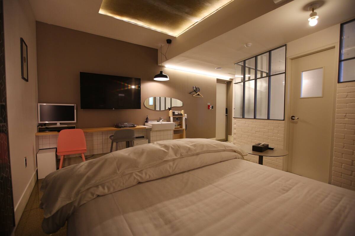 Habitación doble (Spa Tub) | Ropa de cama de alta calidad, edredones de plumas, escritorio