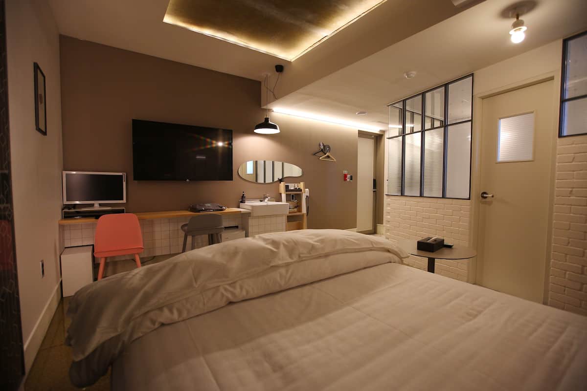 Habitación doble (Spa Tub) | Ropa de cama de alta calidad, edredones de plumas, decoración individual