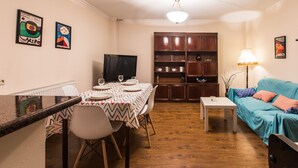 Familienhaus, 2 Schlafzimmer, Stadtblick | Wohnbereich