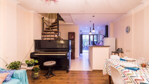 Familienhaus, 2 Schlafzimmer, Stadtblick | Wohnbereich