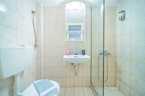 Suihkun ja ammeen yhdistelmä, hiustenkuivaaja, pyyhkeet, saippua