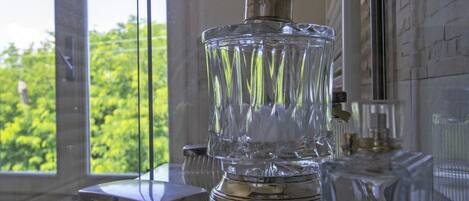 Sèche-cheveux, serviettes fournies, savon, shampoing