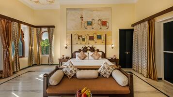 Privilege Suite | Ylelliset vuodevaatteet, pillowtop-patjalliset sängyt, minibaari