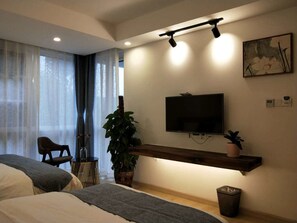 Desk, free WiFi, bed sheets - 25 Degree Sea Boutique Homestay (Zhoushan)