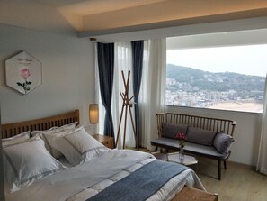 Desk, free WiFi, bed sheets - 25 Degree Sea Boutique Homestay (Zhoushan)