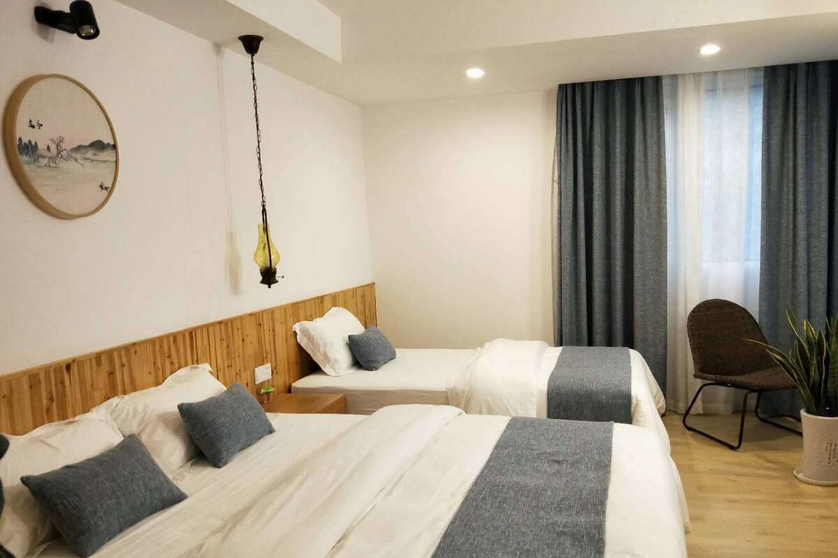 Habitación familiar | Escritorio, wifi gratis, ropa de cama