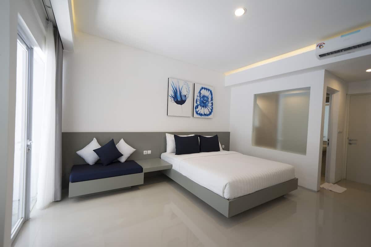 Deluxe Double Room | Desk, iron/ironing board (on request), bed sheets