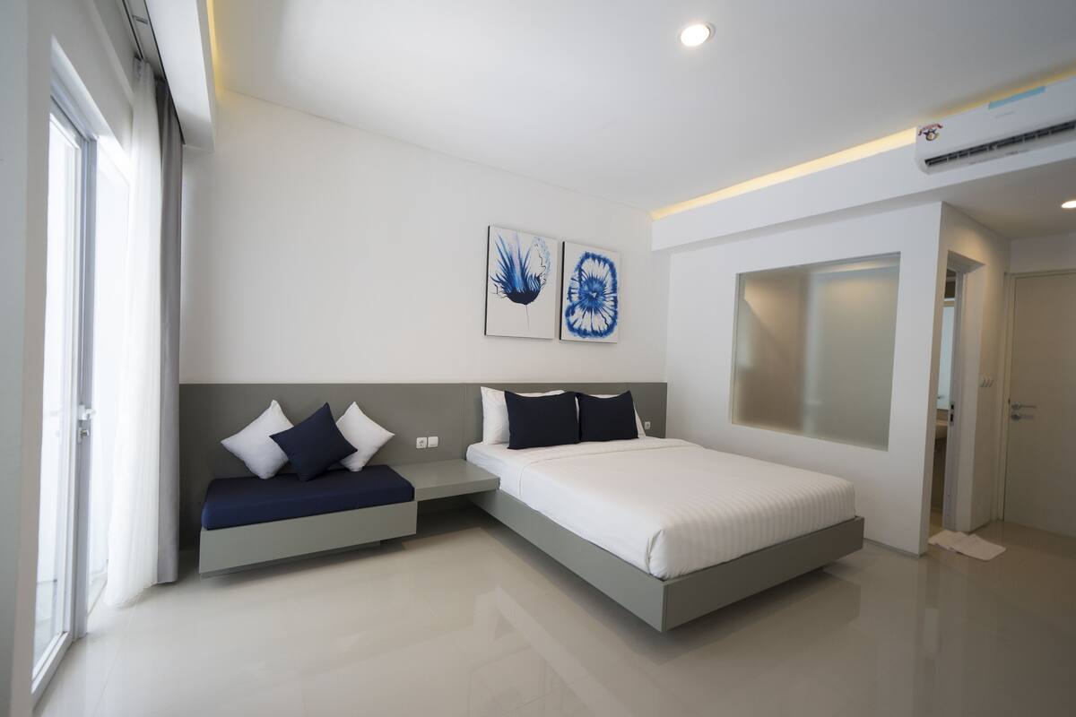 Habitación doble Deluxe | Escritorio, tabla de planchar con plancha y ropa de cama