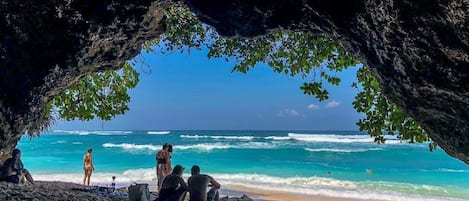 Una spiaggia nelle vicinanze