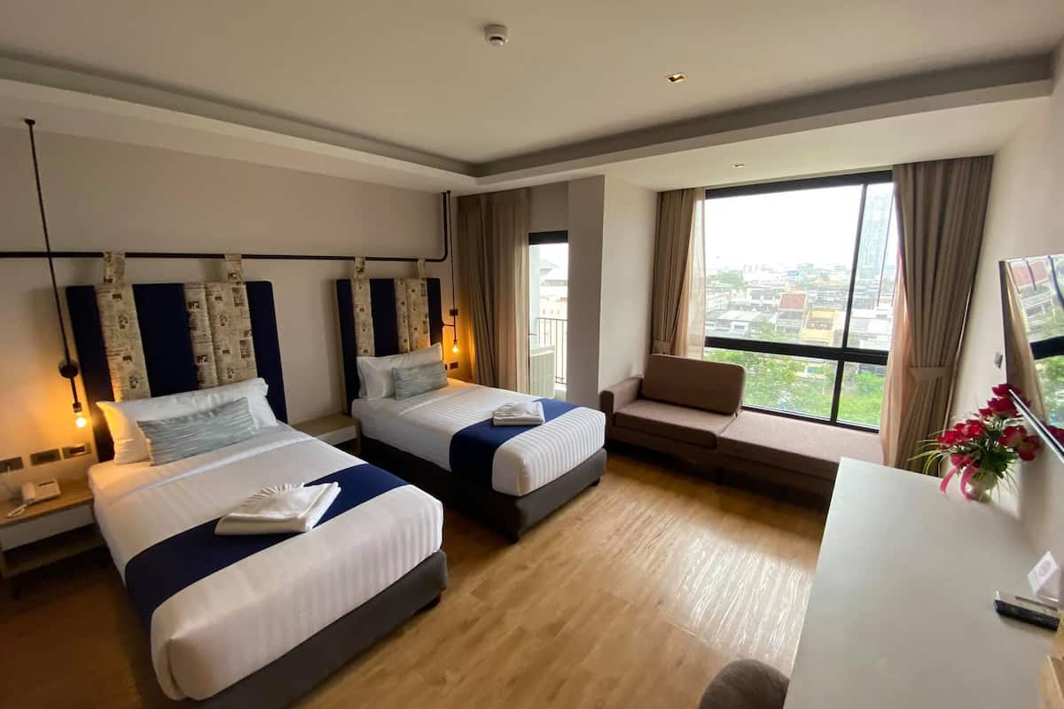 deluxe twin room | minibar, in-room safe, desk, laptop workspace