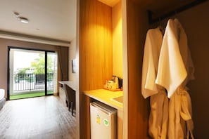 Minibar, caixa forta a l'habitació i escriptori