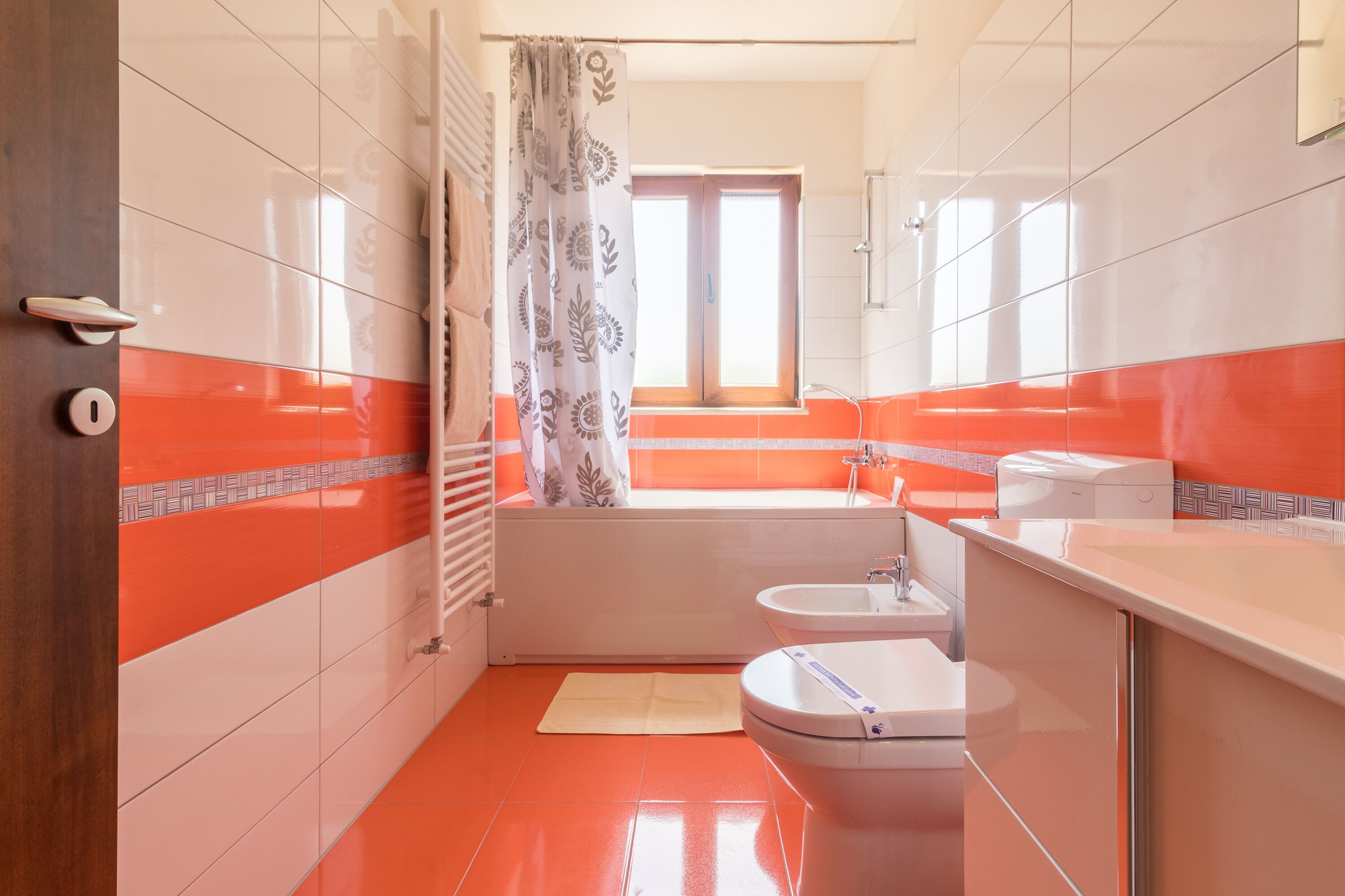 Une salle de bain avec une baignoire, un lavabo et des toilettes.