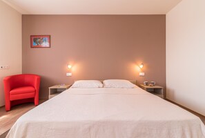 4 chambres, coffres-forts dans les chambres, fer et planche à repasser