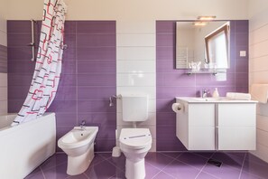 Een bad, een haardroger, een bidet, handdoeken