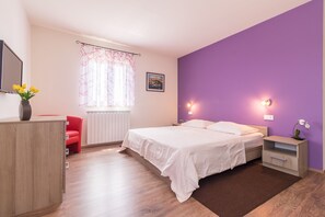 4 bedrooms, in-room safe, iron/ironing board, WiFi