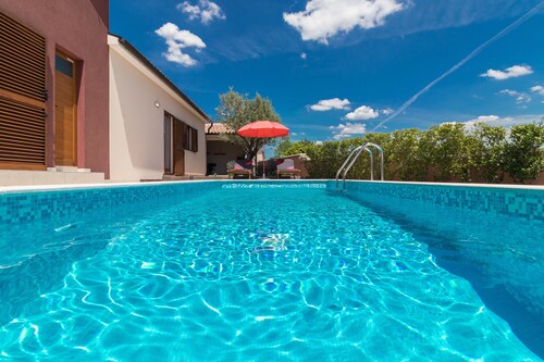 Stylish villa ***** with swimming pool and grill, bicycles, free WiFi