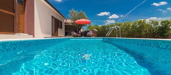 Stylish villa ***** with swimming pool and grill, bicycles, free WiFi