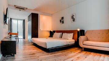 Seprai premium, meja kerja, tirai kedap cahaya, dan Wi-Fi gratis