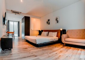 Premium bedding, desk, blackout drapes, WiFi (free)