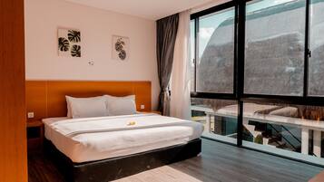 Premium bedding, desk, blackout curtains, free WiFi