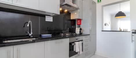 Kylskåp, mikrovågsugn, ugn och diskmaskin