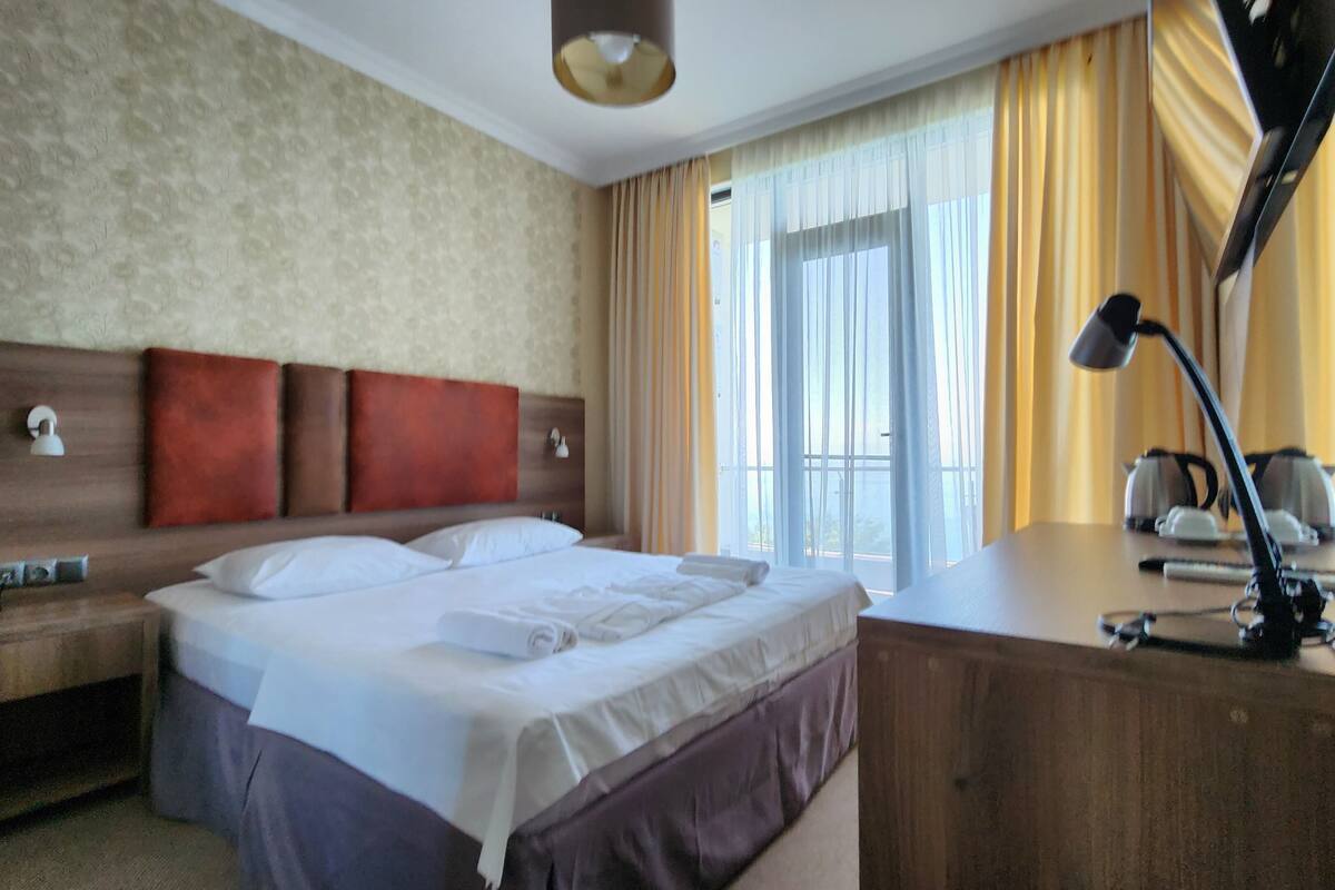 Doppia Standard, 1 letto queen, vista mare | 1 camera, una cassaforte in camera, una scrivania, ferro/asse da stiro