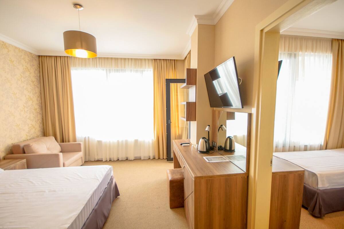 Quadrupla Standard, 2 camere da letto, vista mare | 1 camera, una cassaforte in camera, una scrivania, ferro/asse da stiro