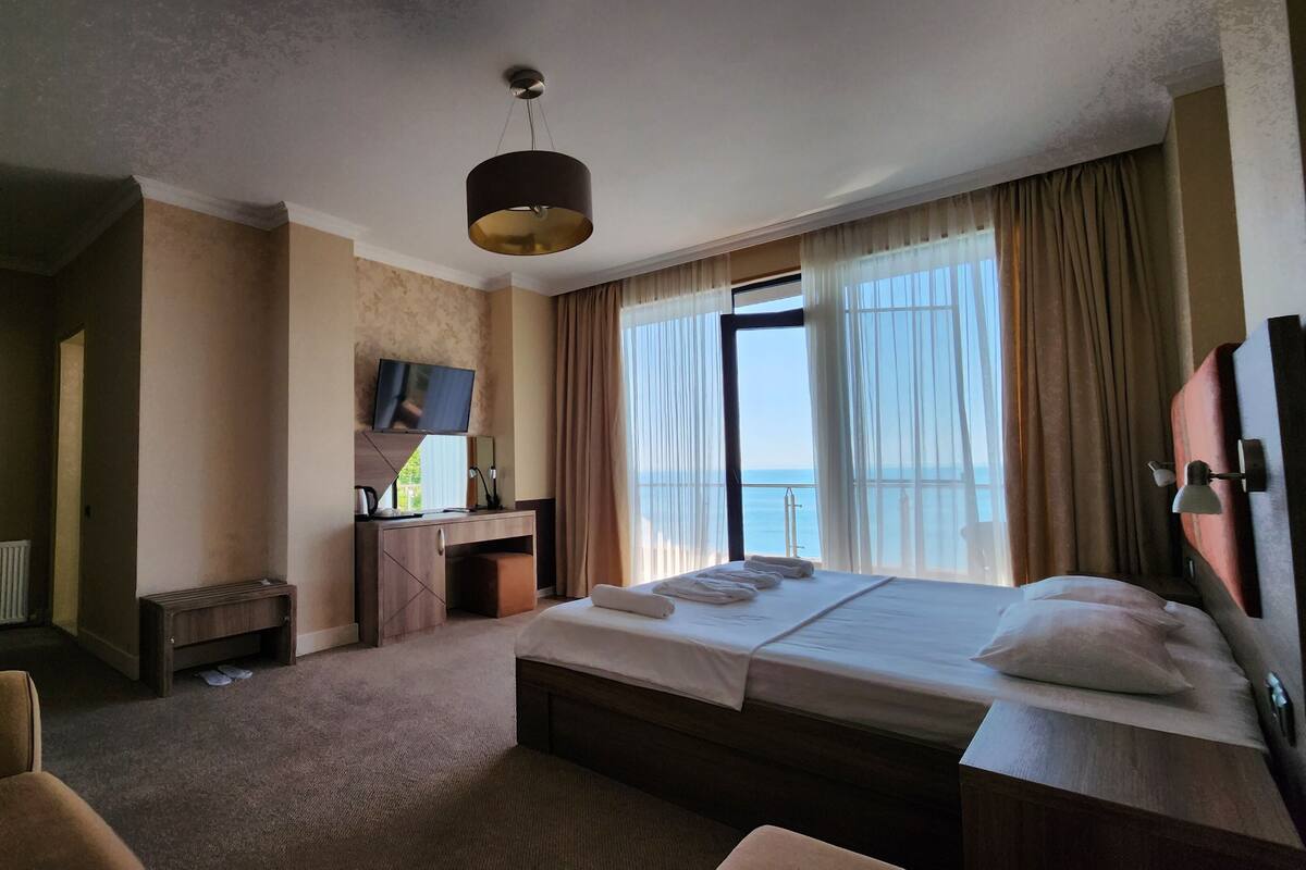 Doppia Superior, 1 letto queen con divano letto, vista mare | 1 camera, una cassaforte in camera, una scrivania, ferro/asse da stiro