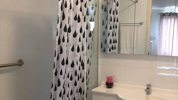 Sèche-cheveux, serviettes fournies, savon, shampoing