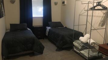 1 slaapkamer, een strijkplank/strijkijzer, reisbedje, beddengoed