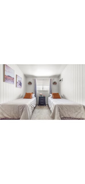 1 soverom, strykejern/-brett, reiseseng for barn og sengetøy