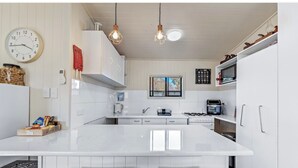Fridge, microwave, oven, stovetop - Cottage in Talc Stanthorpe (Stanthorpe)