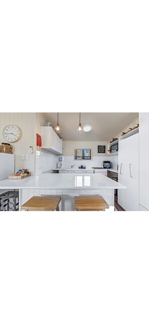 Fridge, microwave, oven, stovetop - Cottage in Talc Stanthorpe (Stanthorpe)