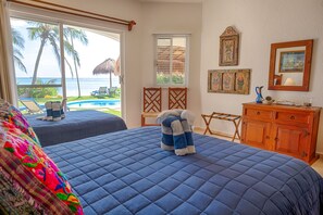 4 bedrooms, travel cot, free WiFi, bed sheets - Jade Bay classic beachfront villa with pool, AC and WiFi! (Akumal)