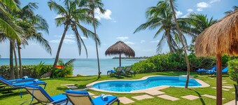 Jade Bay classic beachfront villa with pool, AC and WiFi!