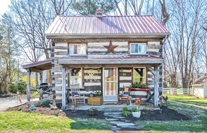 Exterior - Vintage cabin in the ❤️ of Middletown , MD.  Pet friendly and prime location. (Middletown)