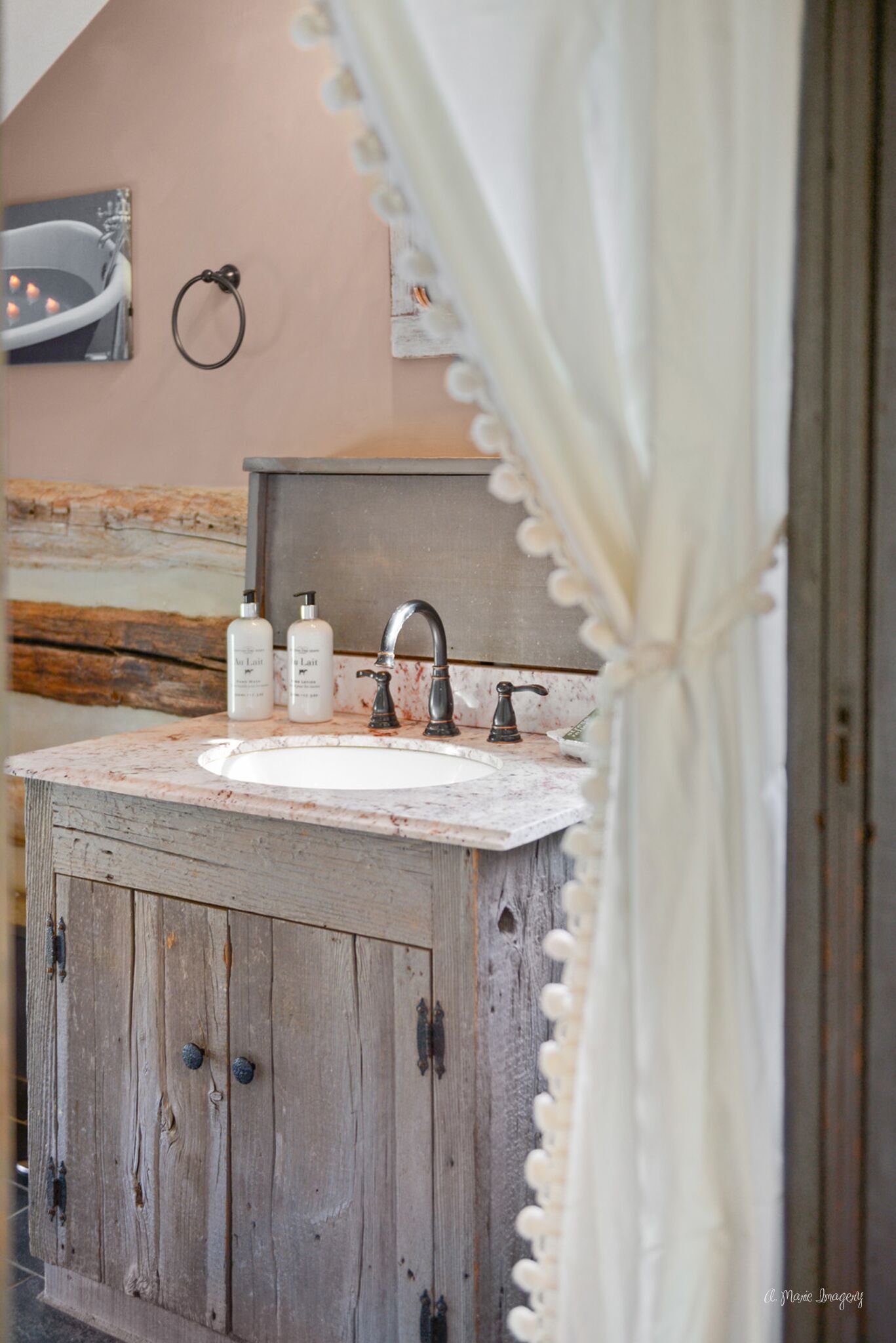 Combined shower/tub, hair dryer, towels, shampoo