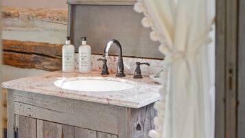 Bañera con ducha, secador de pelo, toallas, shampoo